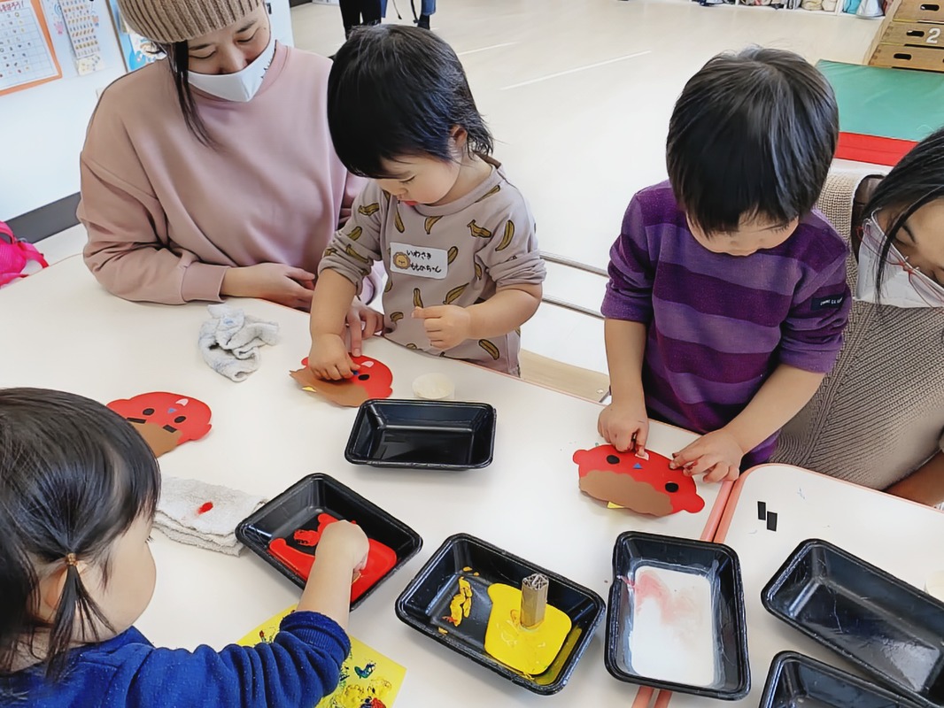 1歳半からの親子スクール　楽しい造形あそびの様子