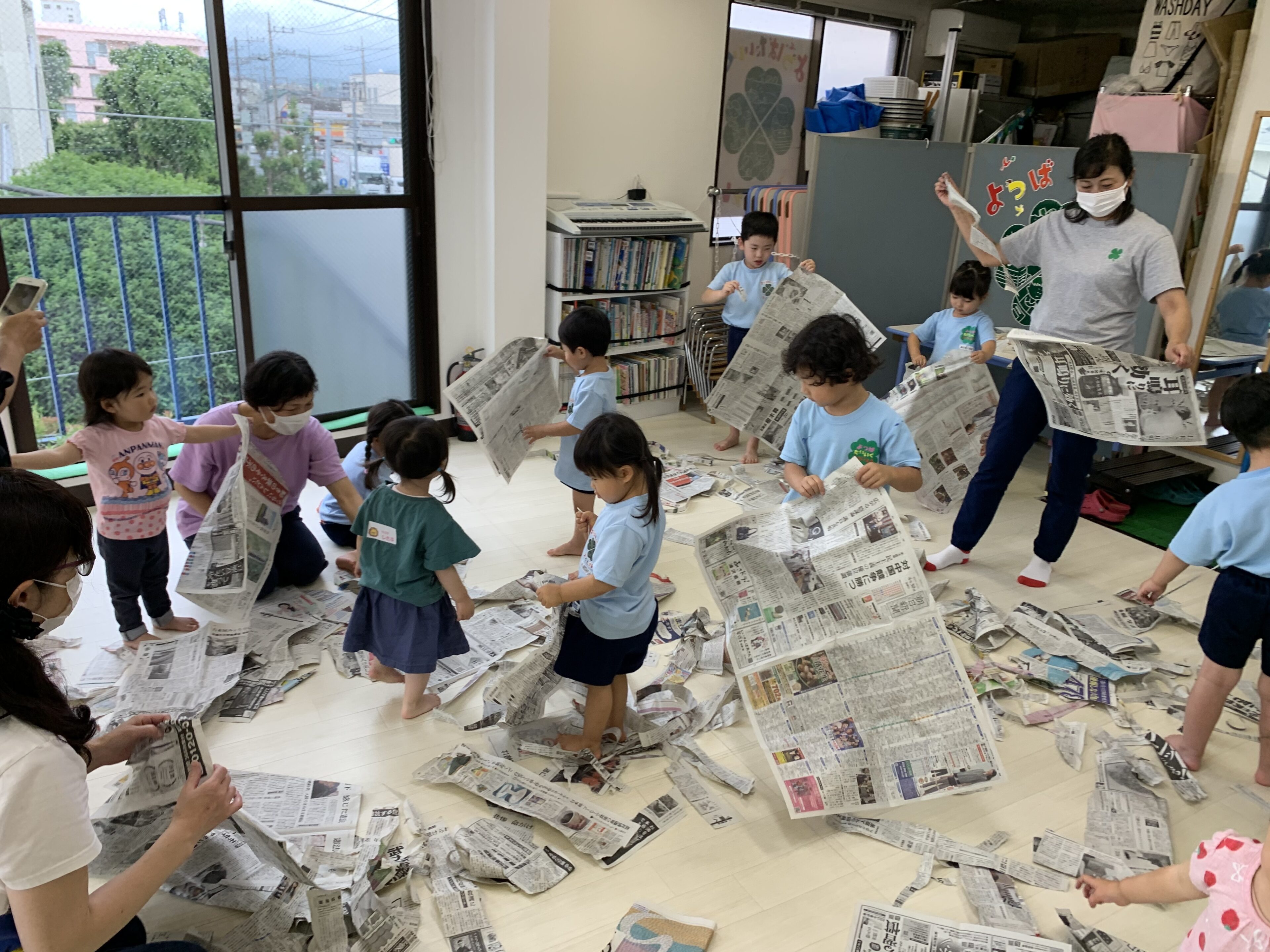 1歳半からの親子スクール　在園生との交流の様子