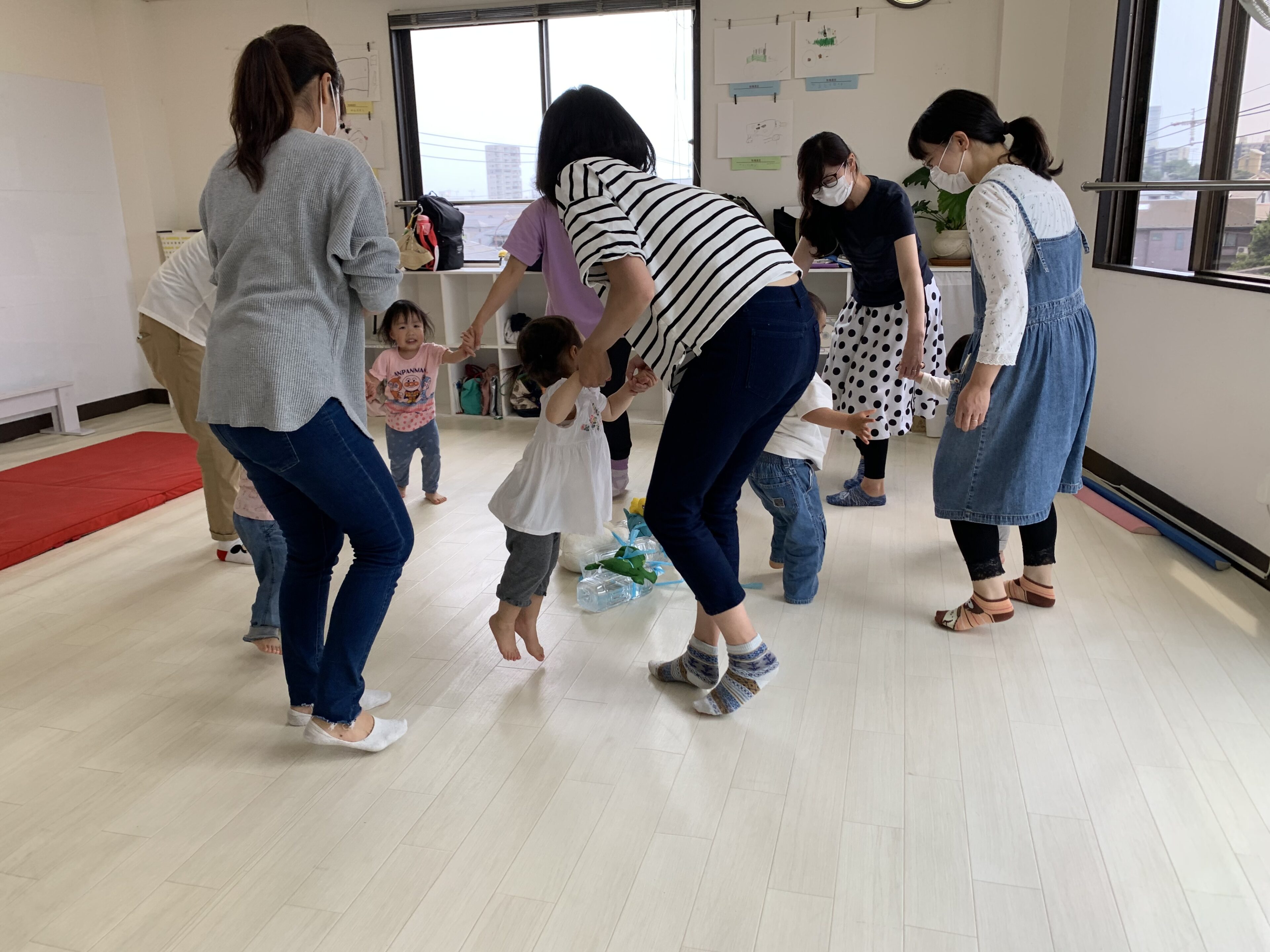 1歳半からの親子スクール　たのしい運動あそびの様子